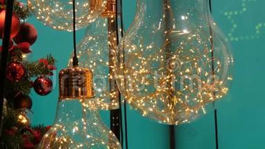 美丽的<strong>圣诞</strong>店<strong>橱窗</strong>装饰.. <strong>圣诞</strong>球和装饰精美的电灯。